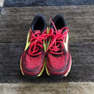 Never worn brooks pure grit.